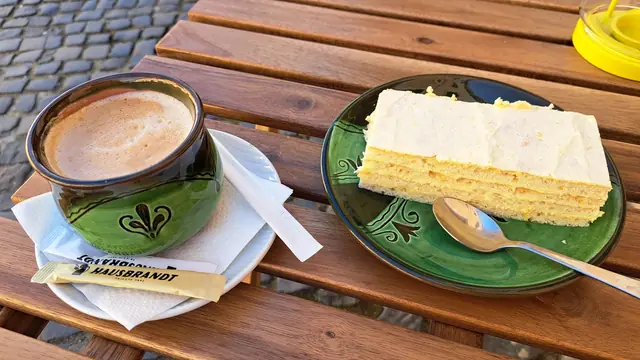 Cappuccino și prăjitură