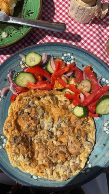 Omletă cu salată