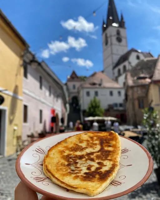 Cu Turnul Sfatului în spate